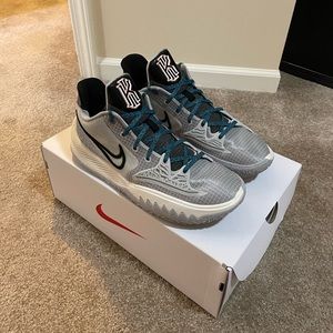 *SOLD*Nike Kyrie Low 4 mens basketball shoe Size 10.5